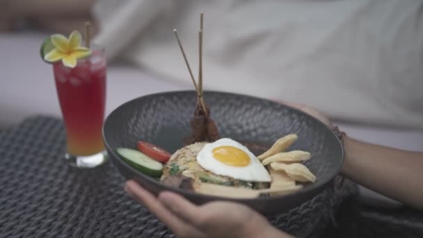 サニーサイドアップエッグ サタイ クラッカーと一緒にインドネシアのチャーハンナシゴレン インドネシア伝統料理 — ストック動画