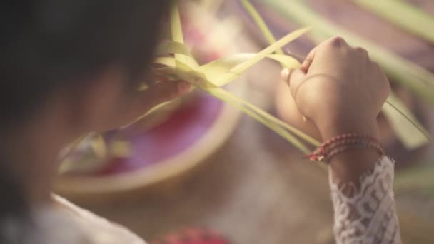 Making Traditional Balinese Hindu Flower Offerings Canang Sari — стоковое видео