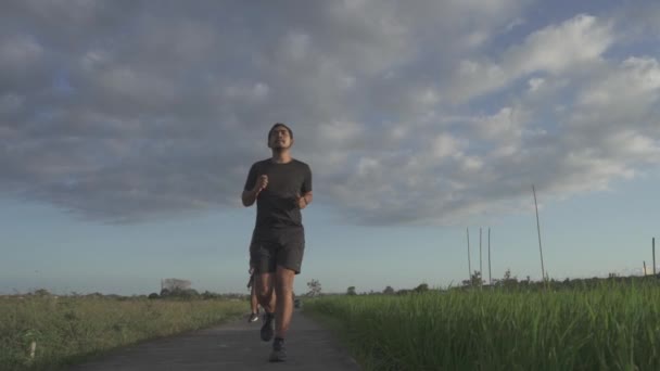 Três Homens Indonésios Ativos Saudáveis Que Correm Câmera Lenta Bela — Vídeo de Stock
