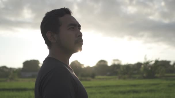 Portrait Asian Indonesian Male Hopeful Thoughtful Confident Face Illuminated Sun — Vídeo de Stock