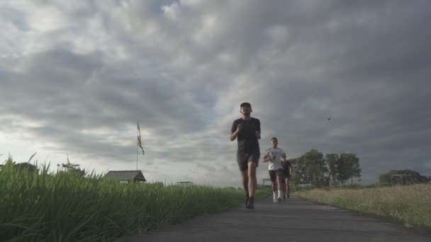Três Homens Indonésios Ativos Saudáveis Que Correm Câmera Lenta Bela — Vídeo de Stock
