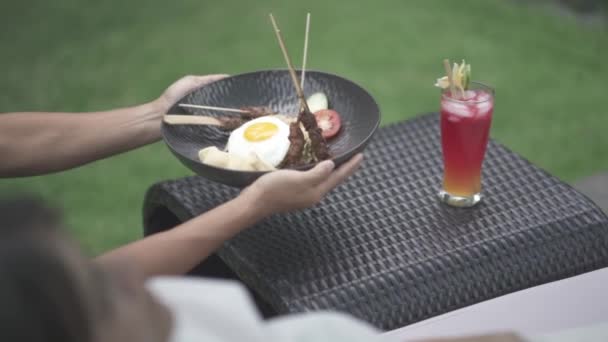 サニーサイドアップエッグ サタイ クラッカーと一緒にインドネシアのチャーハンナシゴレン インドネシア伝統料理 — ストック動画