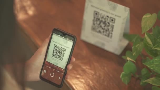 Geleceğin Otel Dijital Dönemi Için Akıllı Telefon Teknolojisi Kullanarak Barkod — Stok video