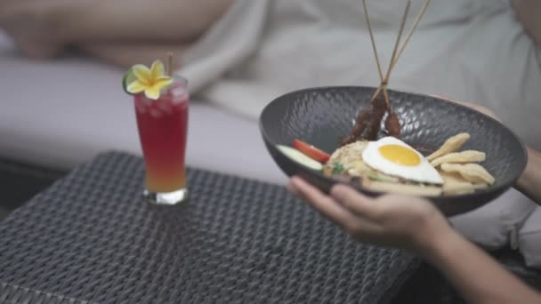 Indonesischer Gebratener Reis Nasi Goreng Mit Sunny Side Satay Und — Stockvideo