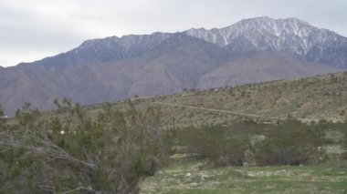 Palm Springs 'teki yel değirmeni çiftliği ve San Jacinto Dağları Bulutlu Gün