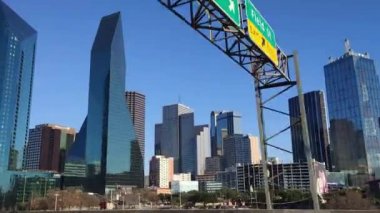 Dallas, Teksas, ABD - Dallas Şehir Merkezi Skyline Köprüsü Yolu 'nda Sürücü Aracı