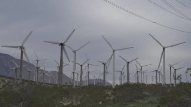 Palm Springs 'teki yel değirmeni çiftliği ve San Jacinto Dağları Bulutlu Gün