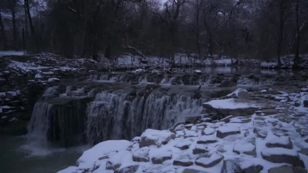 冬季大雪期间德克萨斯州理查森公园的瀑布溪流 — 图库视频影像