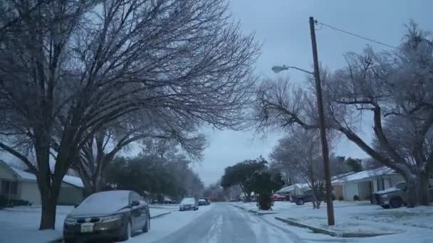 リチャードソン テキサス州ダラス 2022年2月3日 冬の雪の降雪後の氷に覆われたアイスロード — ストック動画