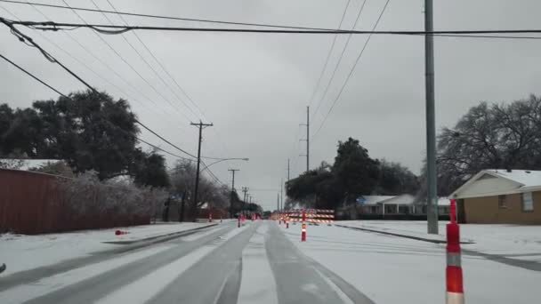 理查森 得克萨斯州达拉斯市 2022年2月3日 冰雪消融后的Icy Road Street — 图库视频影像