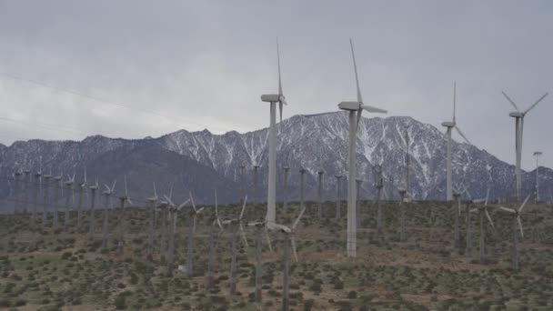 Palm Springs Teki Yel Değirmeni Çiftliği San Jacinto Dağları Bulutlu — Stok video