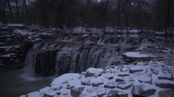 冬季大雪期间德克萨斯州理查森公园的瀑布溪流 — 图库视频影像