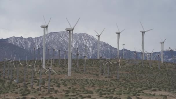 Windmill Farm Στο Palm Springs Και San Jacinto Βουνό Σύννεφα — Αρχείο Βίντεο