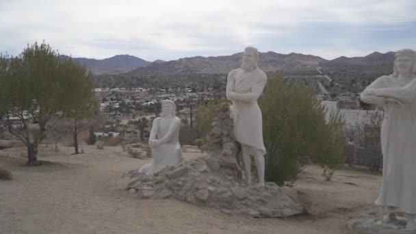 美国加利福尼亚州尤卡谷 沙漠基督公园 描绘基督生活和教导场景的雕塑和图像 — 图库视频影像