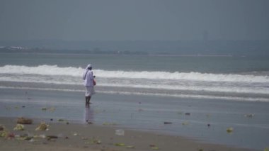 Bali, Endonezya - Hindu Balili Melasti Töreni Nyepi Sessizlik Günü 'nden önce