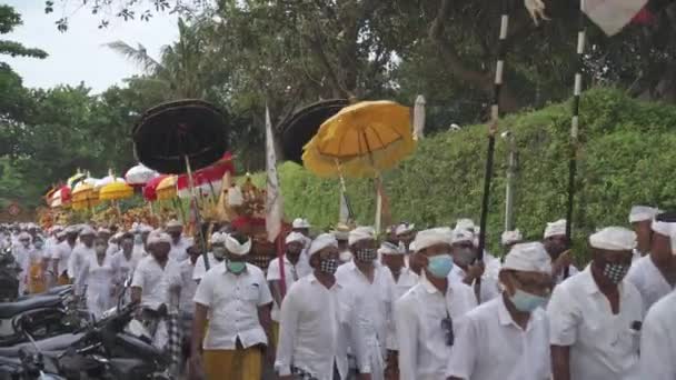 Bali Indonésia Cerimônia Melasti Hindu Balinesa Praia Antes Dia Silêncio — Vídeo de Stock