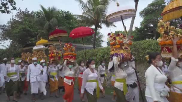 Bali Indonesia Ceremonia Hindú Melasti Balinés Playa Antes Del Día — Vídeos de Stock