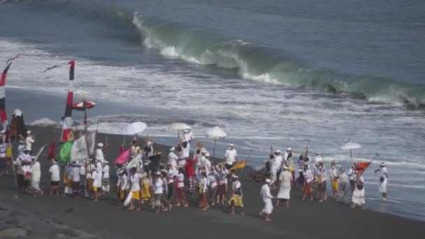Bali Indonésie Hinduistický Balijský Obřad Melasti Pláži Před Nyepiovým Dnem — Stock video