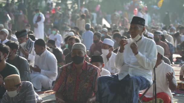バリ島 インドネシア 5月2 2022 イスラム教徒がDenpasarの公園で祈るEid Fitr Salahを祝う — ストック動画