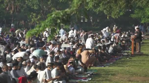 Bali Indonésia Maio 2022 Muçulmanos Reúnem Celebram Eid Fitr Salah — Vídeo de Stock