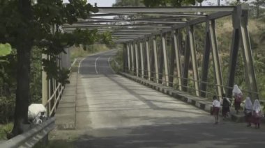 Garut, Batı Java, Endonezya: Endonezya İlköğretim Okulu öğrencileri yol kenarında yürüyorlar