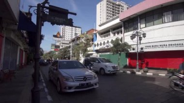 Bandung, Batı Java, Endonezya - CIRCA 2022: Jalan Braga Caddesi 'nde Halkın Aktivitesi