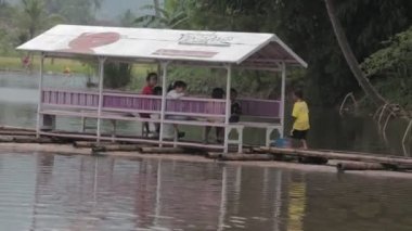 Garut, Batı Java, Endonezya - Cangkuang Tapınağı Gölü ve Bambu mavnası