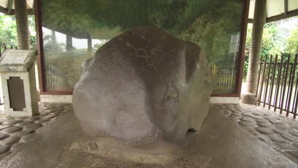 Bogor Západní Jáva Indonésie Batu Tulis Inscribed Stone Monument Batutulis — Stock video
