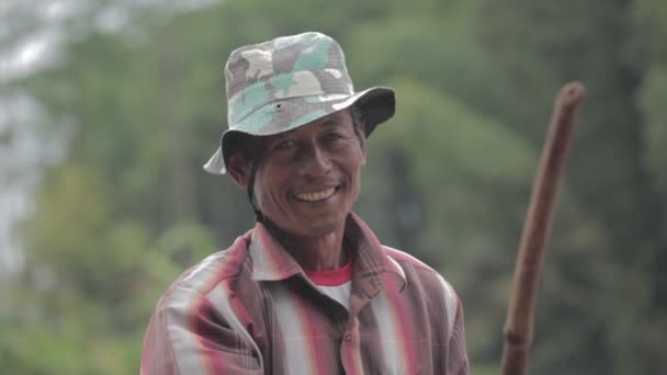 Porträtt Indonesisk Sundanese Man Ler — Stockvideo