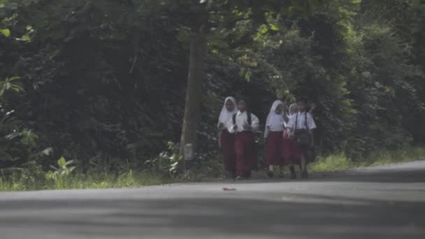 Garut Westjava Indonesien Indonesische Grundschüler Rot Weißer Uniform Laufen Straßenrand — Stockvideo