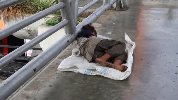 Bandung Nyugat Jáva Indonézia Szegény Hajléktalan Fiú Alszik Gyalogos Hídon — Stock videók