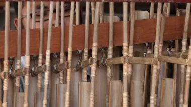 Bandung, Batı Java, Endonezya - Endonezyalı Adam Sundanlı İnsanlardan Geleneksel Angklung Müzik Enstrümanı Çalıyor