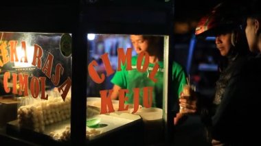 Bandung, Batı Java, Endonezya - Araba Kullanarak Gıda Satıcısı