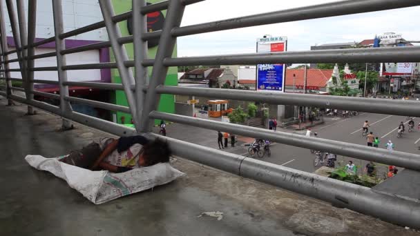 Biedny Bezdomny Chłopiec Kid Śpi Moście Dla Pieszych Indonezji — Wideo stockowe