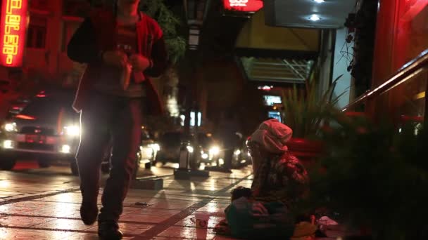 Dakloze Moeder Kind Braga Street Bandung Indonesia Nachts — Stockvideo