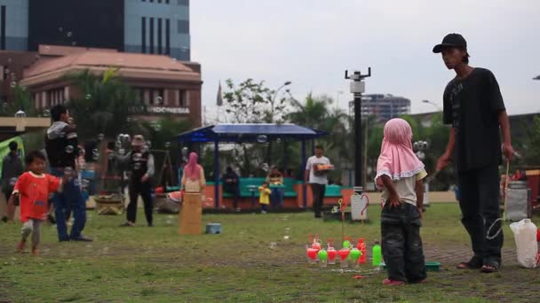 在印尼万隆公园玩泡泡游戏的快乐小朋友 — 图库视频影像