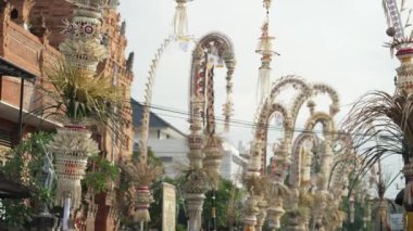 Bali, Endonezya - Galungan Kuningan Günü 'nde Penjors Dekoratif Bambu Direkleri ile süslenmiş Kerobokan Caddesi