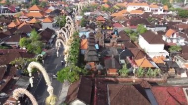 Bali, Endonezya - Galungan Kuningan Günü 'nde Penjors Dekoratif Bambu Polonyalıları tarafından dekore edilen Kerobokan Caddesi' ndeki Hava Dronu