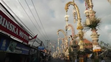 Bali, Endonezya - Galungan Kuningan Günü 'nde Penjors Dekoratif Bambu Direkleri ile süslenmiş Kerobokan Caddesi