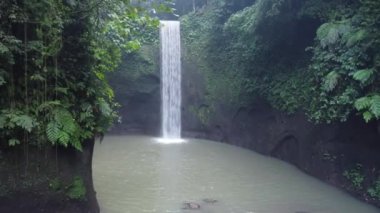 Hava Aracı Tibumana Şelale Bali 'yi Sakladı Uçurumlar Yeşillik ve Yosun ile Kuşatıyor