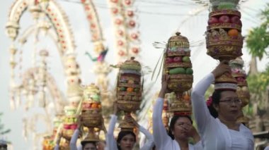 Bali, Endonezya - Mapeed Geleneği Kadınları, Galungan Kuningan Günü 'nde Penjor Penjors Dekoratif Bambu Polonyalılarla süslenmiş Kerobokan Caddesinde Gebogan Meyvesini Taşır