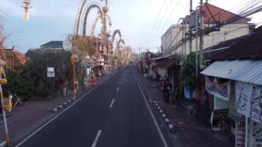 Bali, Endonezya - Galungan Kuningan Günü 'nde Penjors Dekoratif Bambu Polonyalıları tarafından dekore edilen Kerobokan Caddesi' ndeki Hava Dronu
