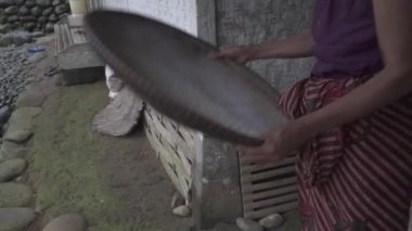 Kampung Naga, Endonezya - Vahşi Pirinç İşleme Winnowing by Yaşlı Endonezyalı Kadın
