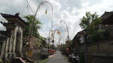 Bali, Endonezya - Galungan Kuningan Günü sırasında Penjors Dekoratif Bambu Polonyalıları tarafından süslenmiş bir sokakta araba sürmek