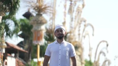Galungan Kuningan Günü 'nde Penjors Dekoratif Bambu Polonyalıları Tarafından Bali Caddesi' nde Geleneksel Tebrik ve Gülümseme ile Endonezyalı Balerin Adam