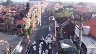 Bali, Endonezya - Mapeed Geleneksel Hava Aracı Kadınlar, Galungan Kuningan Günü sırasında Penjor Penjors Dekoratif Bambu Polonyalıları tarafından süslenmiş Kerobokan Caddesi 'nde Gebogan Meyvesini Taşır