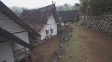 Kampung Naga, Endonezya - Geleneksel Evler, Güzel Doğal Arazi, gür Yeşil Pirinç Tarlaları