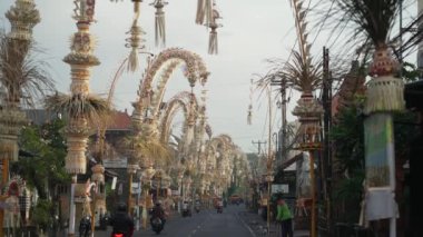 Bali, Endonezya - Galungan Kuningan Günü 'nde Penjors Dekoratif Bambu Direkleri ile süslenmiş Kerobokan Caddesi