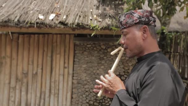 Kampung Naga Indonesien Man Traditionell Svart Outfit Spelar Sundanese Flöjt — Stockvideo