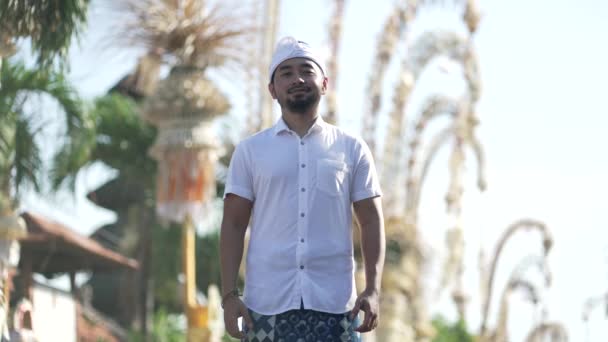 Indonesische Balinese Man Met Traditionele Outfit Begroeting Glimlach Bali Street — Stockvideo